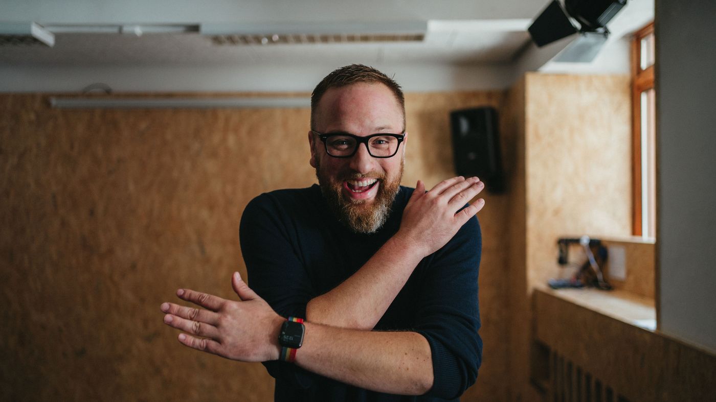 Ondřej Nečas se smíchem předvádí cvičení na workshopu