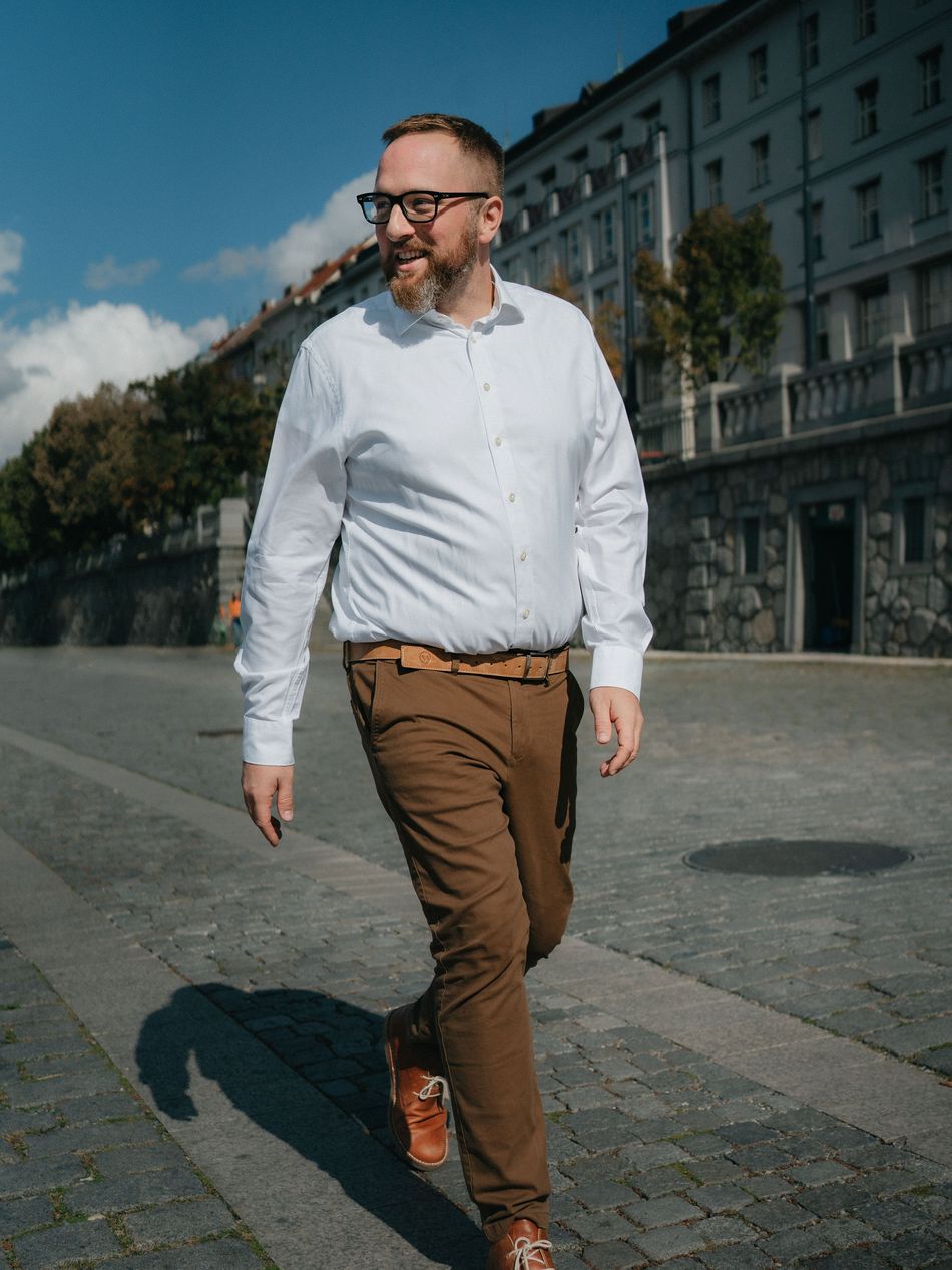 Ondřej Nečas jde ulicí v bílé košili